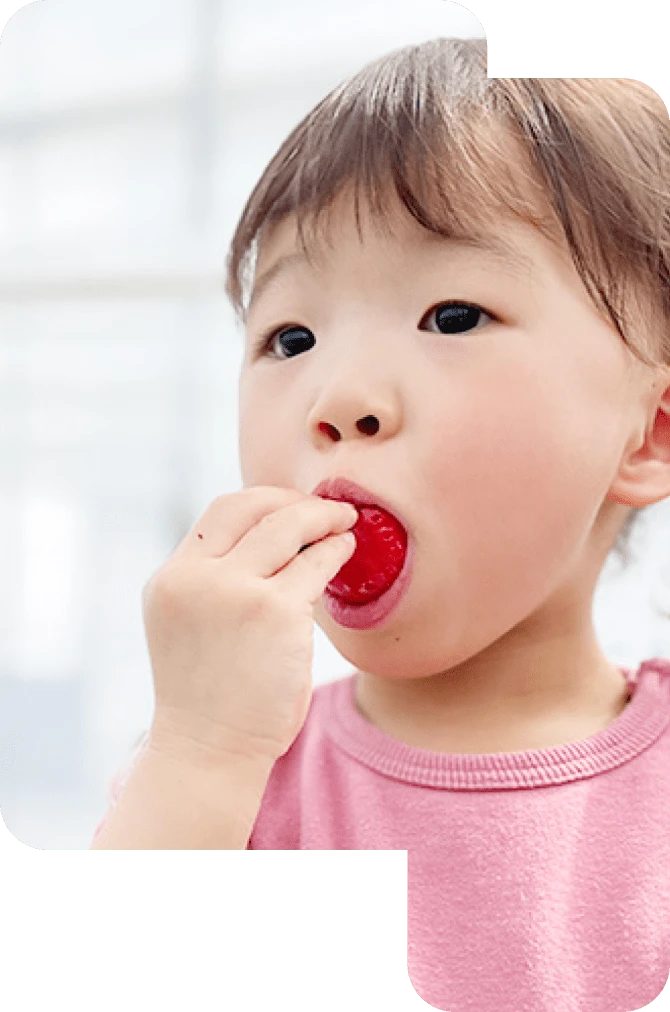 いちごを食べる少女